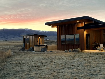 Gorgeous Vacation Rental Placed in a Secluded Area and Fire Pit Provided Near Livingston, Montana - Livingston, Montana - glamping.directory