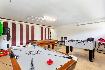 Luxurious Spacious Villa with Interior Pool and Game Room in Davenport, Florida - Davenport, Florida - glamping.directory