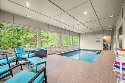 Cozy Wooden Cabin with Games, Hot-tub and Indoor Pool in Sevierville, Tennessee - Sevierville, Tennessee - glamping.directory