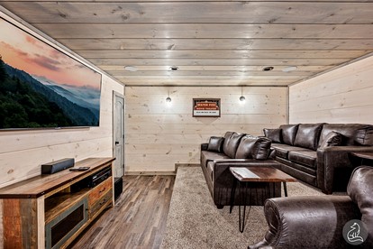 Cozy Wooden Cabin with Games, Hot-tub and Indoor Pool in Sevierville, Tennessee - Sevierville, Tennessee - glamping.directory