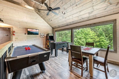 Cozy Wooden Cabin with Games, Hot-tub and Indoor Pool in Sevierville, Tennessee - Sevierville, Tennessee - glamping.directory