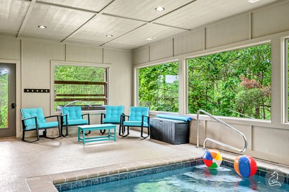 Cozy Wooden Cabin with Games, Hot-tub and Indoor Pool in Sevierville, Tennessee - Sevierville, Tennessee - glamping.directory