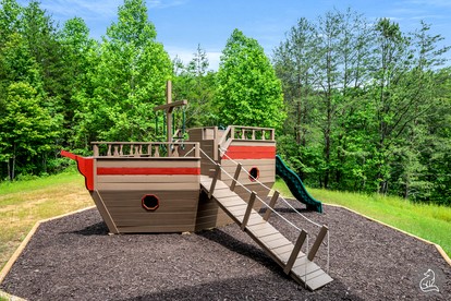 Cozy Wooden Cabin with Games, Hot-tub and Indoor Pool in Sevierville, Tennessee - Sevierville, Tennessee - glamping.directory