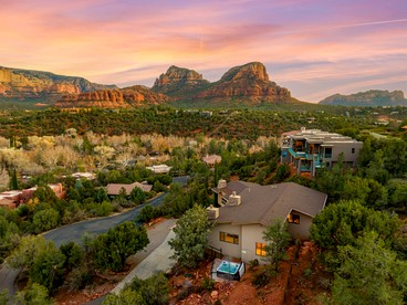 Amazing Vacation Rental with Gorgeous Views, Surrounded by High Desert Oak Trees in Sedona, Arizona - Sedona, Arizona - glamping.directory