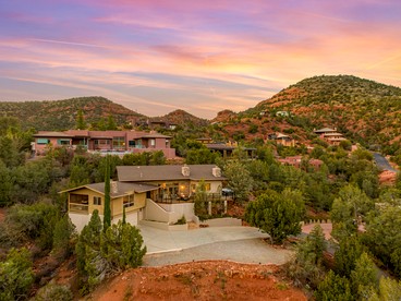 Amazing Vacation Rental with Gorgeous Views, Surrounded by High Desert Oak Trees in Sedona, Arizona - Sedona, Arizona - glamping.directory