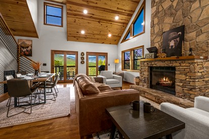 Luxurious Accessible Getaway Cabin with Hot Tub and Panoramic Views in the Smoky Mountains, Tennessee - Gatlinburg, Tennessee - glamping.directory