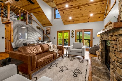 Luxurious Accessible Getaway Cabin with Hot Tub and Panoramic Views in the Smoky Mountains, Tennessee - Gatlinburg, Tennessee - glamping.directory