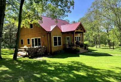 Pristine and Cozy Cabin Rental Overlooking Pond near Rochester, New York - Naples, New York - glamping.directory