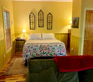 Luxury Cabin Rental with Beautiful Water Views near Charlotte, North Carolina - Elkin, North Carolina - glamping.directory