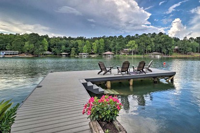 Delightful Waterfront Cabin Rental Overlooking Lake Martin, Elmore County, Alabama - Eclectic, Alabama - glamping.directory