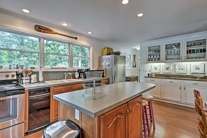Delightful Waterfront Cabin Rental Overlooking Lake Martin, Elmore County, Alabama - Eclectic, Alabama - glamping.directory