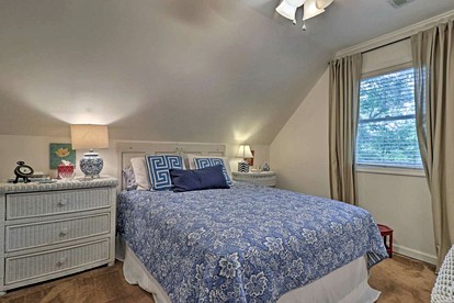 Delightful Waterfront Cabin Rental Overlooking Lake Martin, Elmore County, Alabama - Eclectic, Alabama - glamping.directory
