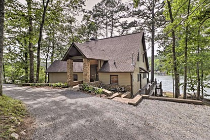 Delightful Waterfront Cabin Rental Overlooking Lake Martin, Elmore County, Alabama - glamping.directory