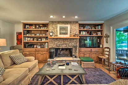 Delightful Waterfront Cabin Rental Overlooking Lake Martin, Elmore County, Alabama - Eclectic, Alabama - glamping.directory