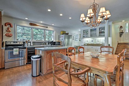 Delightful Waterfront Cabin Rental Overlooking Lake Martin, Elmore County, Alabama - Eclectic, Alabama - glamping.directory
