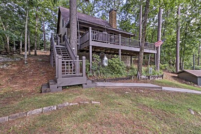 Delightful Waterfront Cabin Rental Overlooking Lake Martin, Elmore County, Alabama - Eclectic, Alabama - glamping.directory