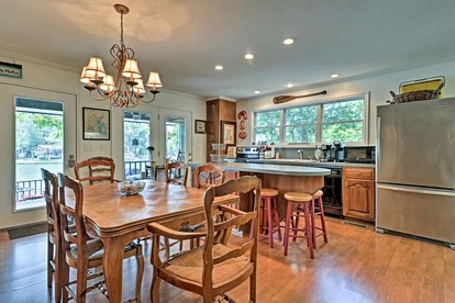 Delightful Waterfront Cabin Rental Overlooking Lake Martin, Elmore County, Alabama - Eclectic, Alabama - glamping.directory