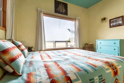 Stunning Beachfront Cabin with Barbecue and Hot-tub in Otis, Oregon - Otis, Oregon - glamping.directory