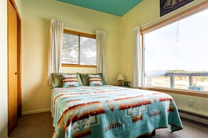 Stunning Beachfront Cabin with Barbecue and Hot-tub in Otis, Oregon - Otis, Oregon - glamping.directory