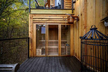 Gorgeous Tree House with Hot-tub in Broken Bow, Oklahoma - Broken Bow, Oklahoma - glamping.directory
