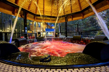 Gorgeous Tree House with Hot-tub in Broken Bow, Oklahoma - Broken Bow, Oklahoma - glamping.directory