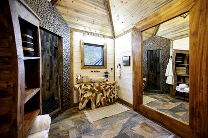 Gorgeous Tree House with Hot-tub in Broken Bow, Oklahoma - Broken Bow, Oklahoma - glamping.directory