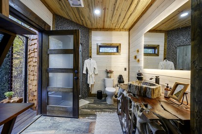 Gorgeous Tree House with Hot-tub in Broken Bow, Oklahoma - Broken Bow, Oklahoma - glamping.directory