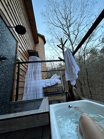 Gorgeous Tree House with Hot-tub in Broken Bow, Oklahoma - Broken Bow, Oklahoma - glamping.directory