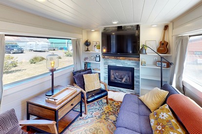 Incredible Tiny House with Fireplace in Waldport, Oregon - Waldport, Oregon - glamping.directory