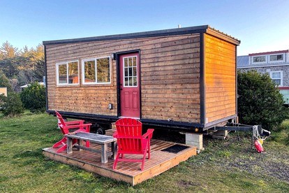 Incredible Tiny House with Fireplace in Waldport, Oregon - Waldport, Oregon - glamping.directory