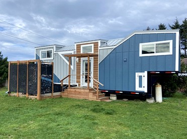 Incredible Tiny House with Fireplace in Waldport, Oregon - Waldport, Oregon - glamping.directory