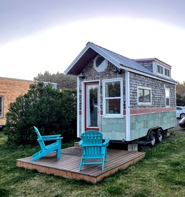 Incredible Tiny House with Fireplace in Waldport, Oregon - Waldport, Oregon - glamping.directory