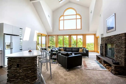 Impressive Cottage Rental on Andover Ridge Ideal for Family Vacations in Vermont - Andover, Vermont - glamping.directory