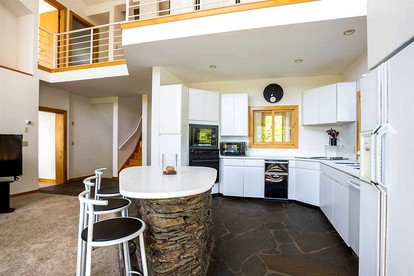 Impressive Cottage Rental on Andover Ridge Ideal for Family Vacations in Vermont - Andover, Vermont - glamping.directory
