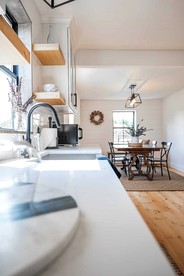 Modern Farmhouse Cottage with Stunning Lake Views Nestled in Ohio's Wine Country near Madison, Ohio - Madison, Ohio - glamping.directory