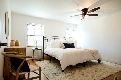 Modern Farmhouse Cottage with Stunning Lake Views Nestled in Ohio's Wine Country near Madison, Ohio - Madison, Ohio - glamping.directory