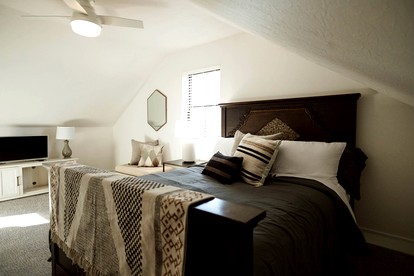 Modern Farmhouse Cottage with Stunning Lake Views Nestled in Ohio's Wine Country near Madison, Ohio - Madison, Ohio - glamping.directory