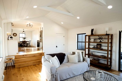 Modern Farmhouse Cottage with Stunning Lake Views Nestled in Ohio's Wine Country near Madison, Ohio - Madison, Ohio - glamping.directory
