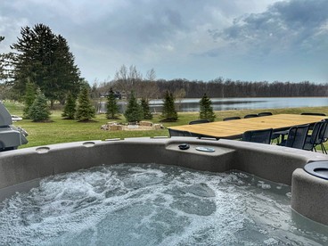 Modern Farmhouse Cottage with Stunning Lake Views Nestled in Ohio's Wine Country near Madison, Ohio - Madison, Ohio - glamping.directory