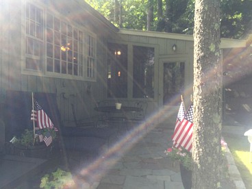 Beautiful Waterfront Cottage Rental with Lake Views in The Berkshires - Stockbridge, Massachusetts - glamping.directory