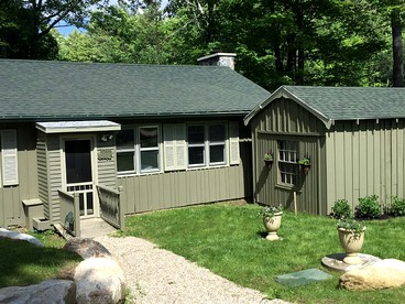 Beautiful Waterfront Cottage Rental with Lake Views in The Berkshires - glamping.directory