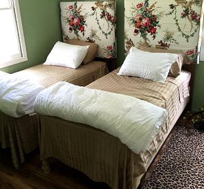 Beautiful Waterfront Cottage Rental with Lake Views in The Berkshires - Stockbridge, Massachusetts - glamping.directory