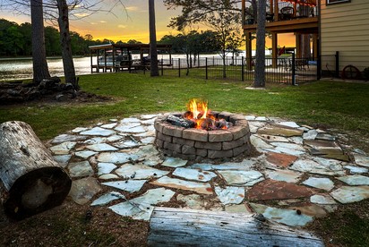 Amazing Lakefront Vacation Rental with Breathtaking Sunset Views for a Fantastic Family Escape in Livingston, Texas - Livingston, Texas - glamping.directory