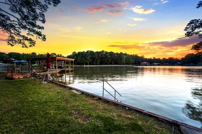 Amazing Lakefront Vacation Rental with Breathtaking Sunset Views for a Fantastic Family Escape in Livingston, Texas - Livingston, Texas - glamping.directory