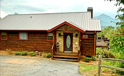 Breathtaking Cabin Rental with a Private Hot Tub in Hiawassee, Georgia - glamping.directory