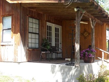 Cozy Cabin near the Gaudalupe River in Old Ingram Loop, Texas - Ingram, Texas - glamping.directory