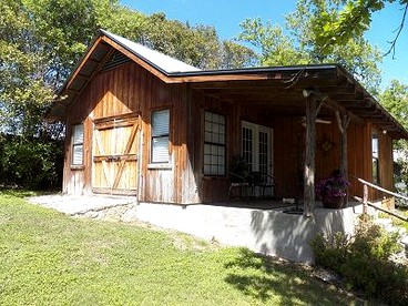 Cozy Cabin near the Gaudalupe River in Old Ingram Loop, Texas - glamping.directory