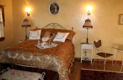 Creekside Cabin Rental for Quintessential Staycation near Austin, Texas - Buda, Texas - glamping.directory