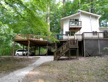 Woodland Cabin Rental with Expansive Deck near Columbus, Ohio - glamping.directory