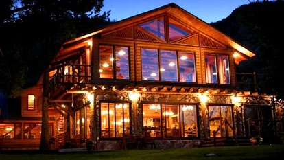 Amazing Lodge Rental Ideal for Events in Encampment, Wyoming - glamping.directory